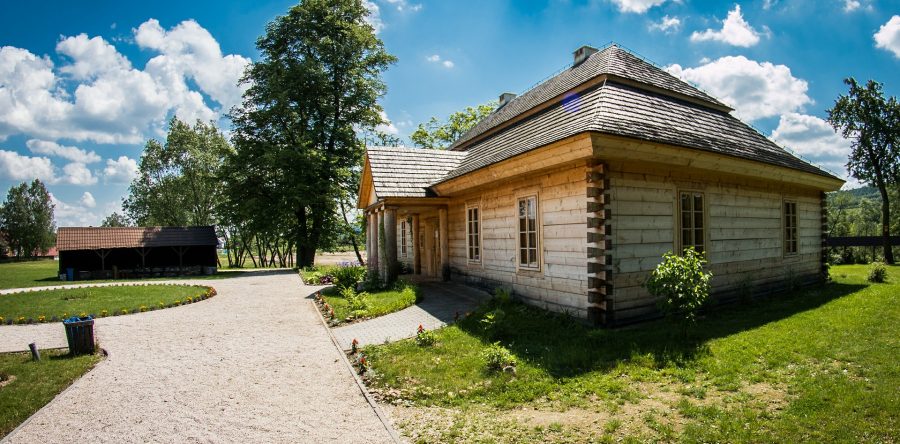 Fassadenverblendung aus Holz – Fassadensanierung in Halle, Leipzig und Umgebung