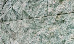 Fassadenverblendungen aus Basaltgestein – Fassadensanierung in Halle, Leipzig und Umgebung