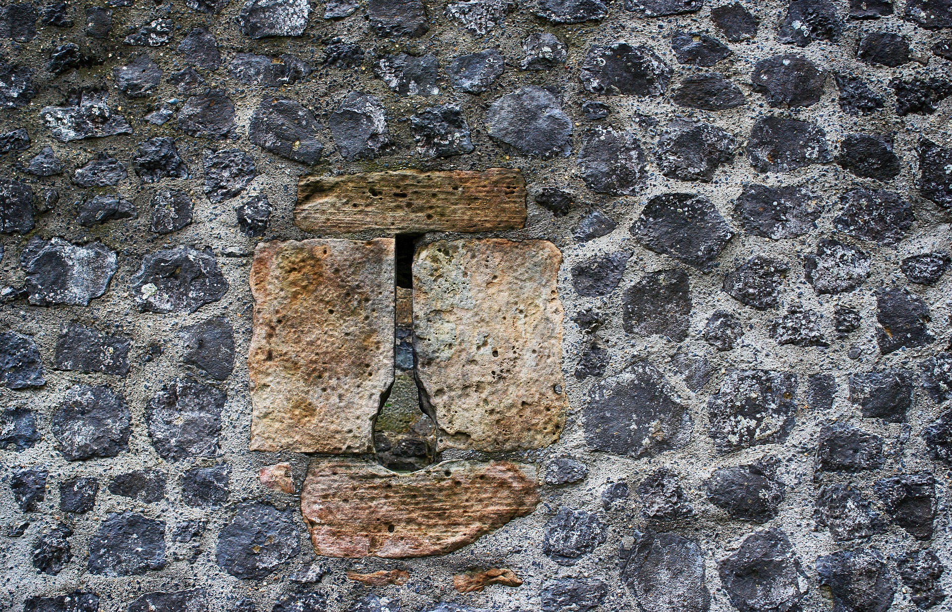 Bimssteine, Basalt und andere Steinarten für Mauerwerksarbeiten