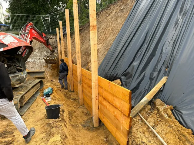 Baugrubenverbau mit Trägerbohlwand auf einer Baustelle der Termin-Bau GmbH