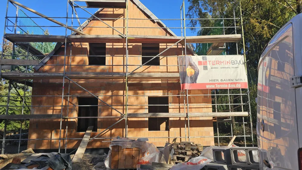 Ausgeführtes Mauerwerk an einem Einfamilienhaus im Rohbau