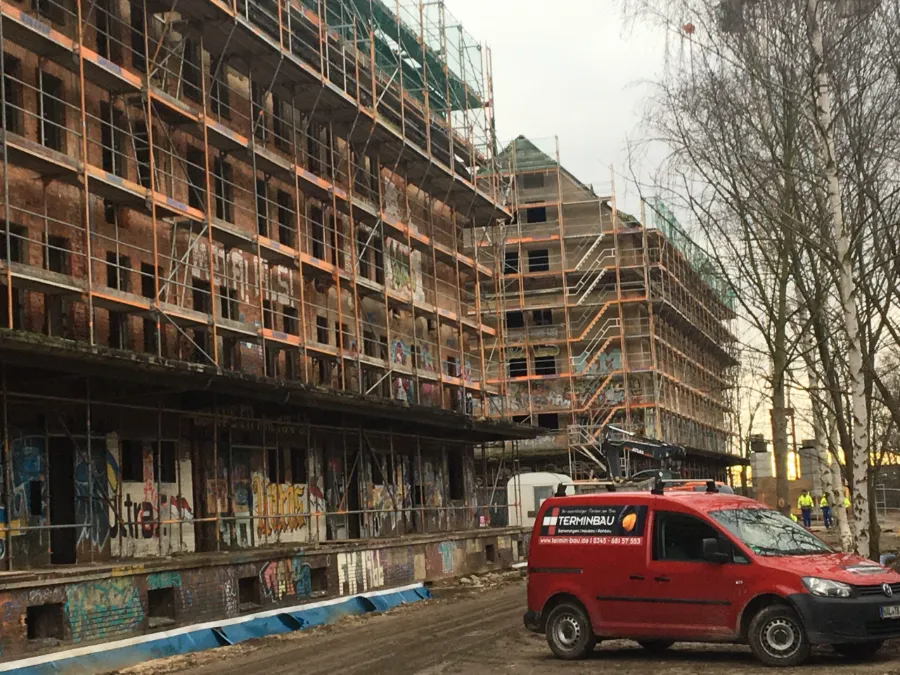Rohbau mit Gerüst während der Bauausführung durch die Termin Bau GmbH