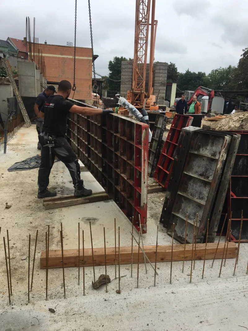 Mitarbeiter der Termin Bau GmbH bei Schalungsarbeiten auf der Baustelle