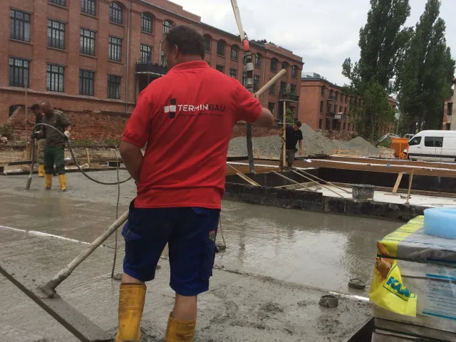 Mitarbeiter der Termin-Bau GmbH auf einer Baustelle in Halle (Saale)