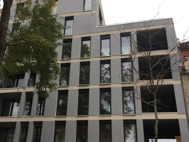 Nahezu fertiggestelltes mehrgeschossiges Wohngebäude mit heller Fassade