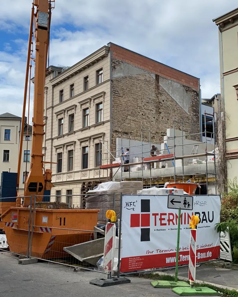 Bauausführung der Termin-Bau GmbH in der Franz-Andres-Straße mit Kran und Bauschild